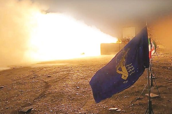 صحيفة إيرانية: طهران تسعى لبناء صاروخ بمدى 5 آلاف كيلومتر