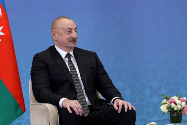 رئيس أذربيجان يخرج عن صمته ويحمّل خامنئي مسؤولية الإهانات التي طالته في حفل إيراني