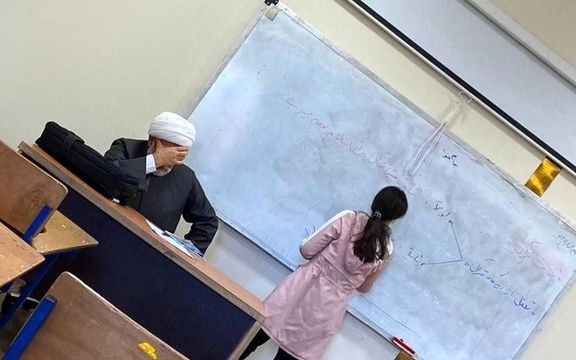 معاون دانشگاه آزاد به اساتید این دانشگاه دستور داد درباره برداشتن حجاب در کلاس تذکر دهند