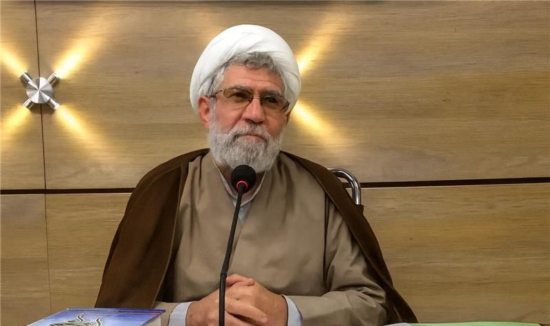 الحكم بسجن رجل دين إيراني 6 سنوات وغرامة مالية وتجريده من الزي الديني بعد إدانته بـ 8 تهم 