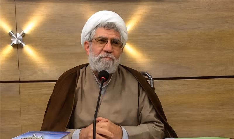 الحكم بسجن رجل دين إيراني 6 سنوات وغرامة مالية وتجريده من الزي الديني بعد إدانته بـ 8 تهم