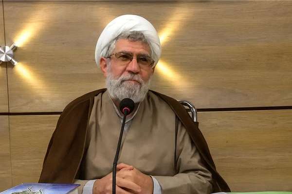 الحكم بسجن رجل دين إيراني 6 سنوات وغرامة مالية وتجريده من الزي الديني بعد إدانته بـ 8 تهم