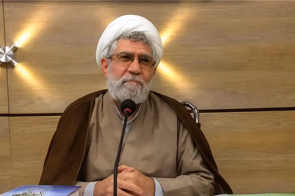 الحكم بسجن رجل دين إيراني 6 سنوات وغرامة مالية وتجريده من الزي الديني بعد إدانته بـ 8 تهم