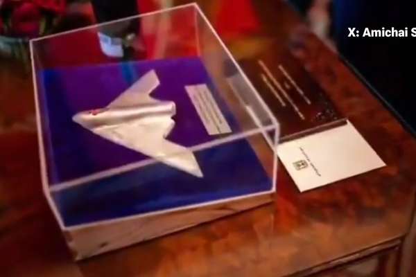 نتنياهو يهدي ترامب "حافظة أدعية" مصنوعة من بقايا صاروخ إيراني