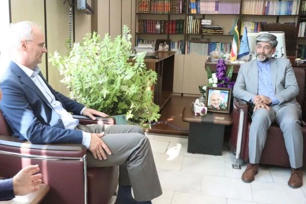 إيران تطلق سراح مواطن نمساوي على أساس "المبدأ الإنساني والرأفة الإسلامية"