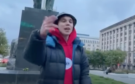 روسیه دو شهروند را به دلیل خواندن اشعار ضد جنگ به حبسهای طولانی محکوم کرد