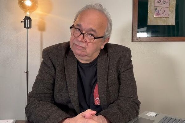 الكاتب الإيراني الساخر إبراهيم نبوي ينهي حياته في أميركا مكتئبا "بسبب الحنين إلى الوطن"