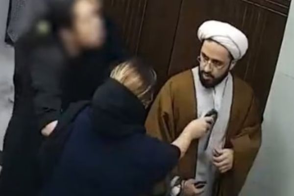 الادعاء العام في "قم" بإيران يعلن اعتقال أربعة أشخاص على خلفية نزاع بين رجل دين وامرأة