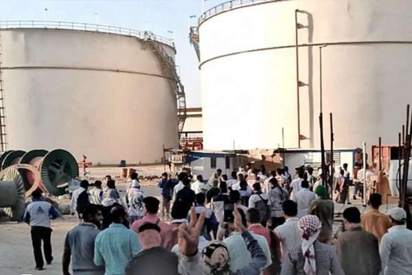 لعدم تلبية مطالبهم.. الآلاف ينضمون إلى إضراب عمال النفط والغاز في إيران