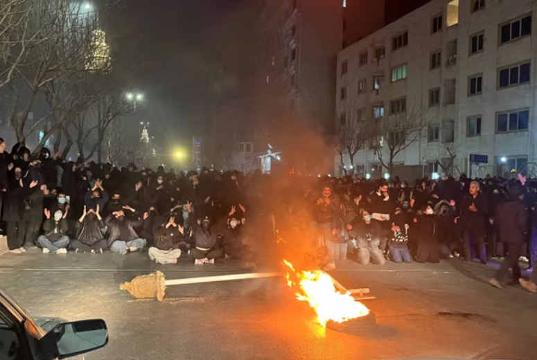 ترامب يعيد نشر فيديو تصريحاته حول تحرك "أسطول ضخم" نحو إيران