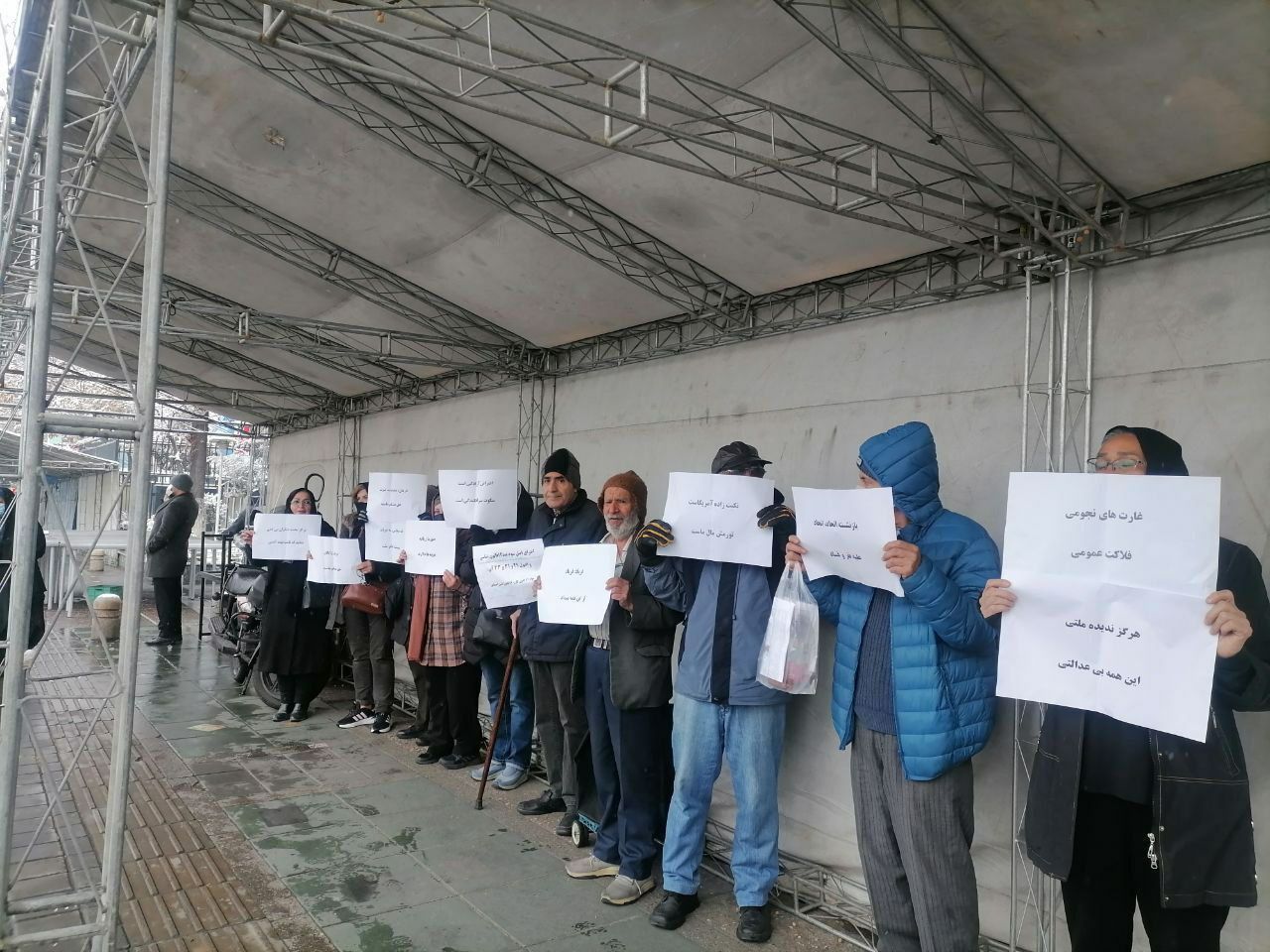 بعد تجاهل مطالبهم.. تجمعات احتجاجية لمتقاعدي الضمان الاجتماعي والفولاذ في عدة مدن إيرانية