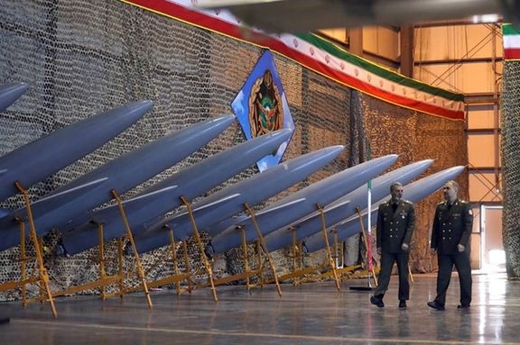 Iran's Army Commander-in-Chief Abdolrahim Mousavi (left) and Defense Minister Mohammad Reza Gharaei Ashtiani during a ceremony in Tehran (January 23, 2024)
