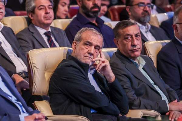 الرئيس الإيراني: ليس من المقرر أن نرضخ للعدو بذلّ ونطأطئ رؤوسنا