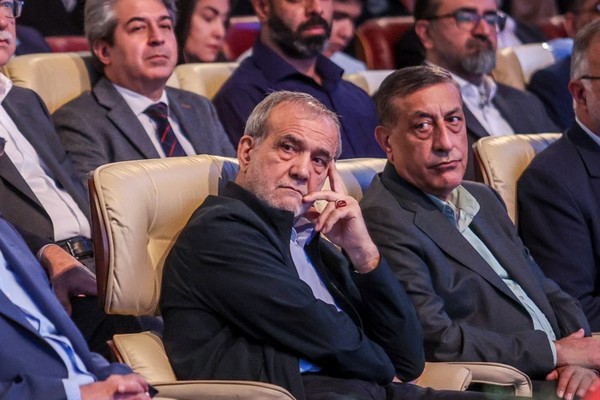 الرئيس الإيراني: ليس من المقرر أن نرضخ للعدو بذلّ ونطأطئ رؤوسنا