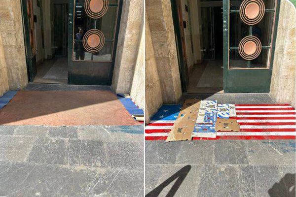 مسؤولو جامعة طهران يغطون علم أميركا المرسوم على الأرض.. لمنع المشي عليه