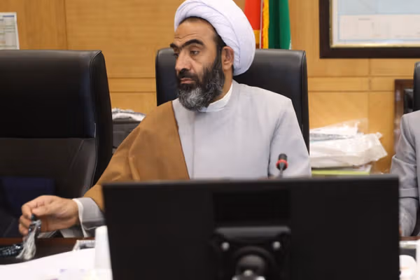 نقدعلی، نماینده خمینیشهر: به دلیل کمبود نهادههای دامی، مرغها از یکدیگر تغذیه میکنند