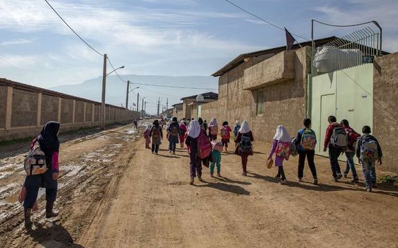 روزنامه شرق: دانشآموزان در روستاها بیصبحانه به مدرسه میروند و سر صف غش میکنند