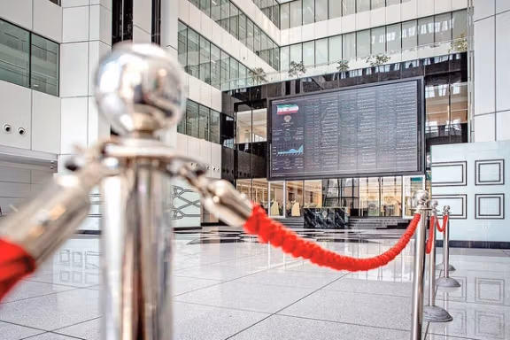 افزایش نرخ دلار و خروج ۸۶۱ میلیارد تومان سرمایه از بورس در ایران