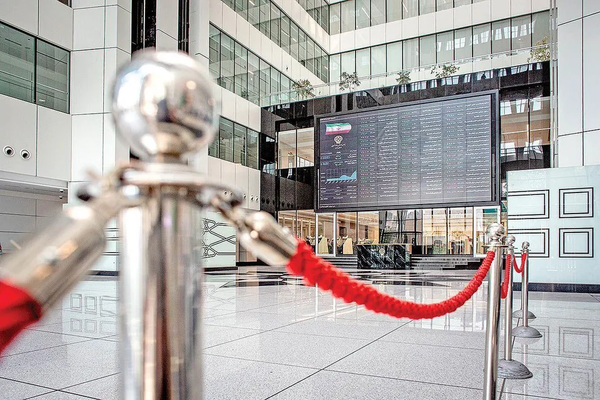 مع ارتفاع سعر الدولار.. خروج 861 مليار تومان من رأسمال سوق الأسهم الإيرانية