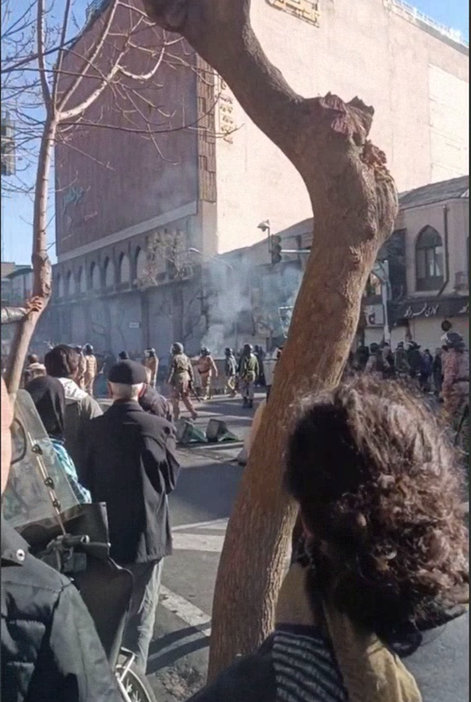 ماموران امنیتی با گاز اشک‌آور به بازاریان معترض در تهران حمله کردند