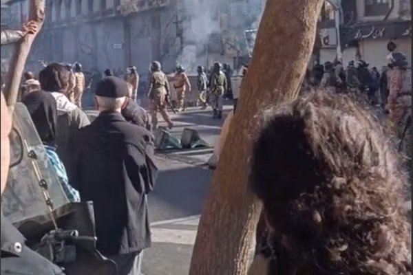 روزنامه حکومتی فرهیختگان: نیروی انتظامی عاقلانه و غیرعصبی با اعتراضات برخورد کرده