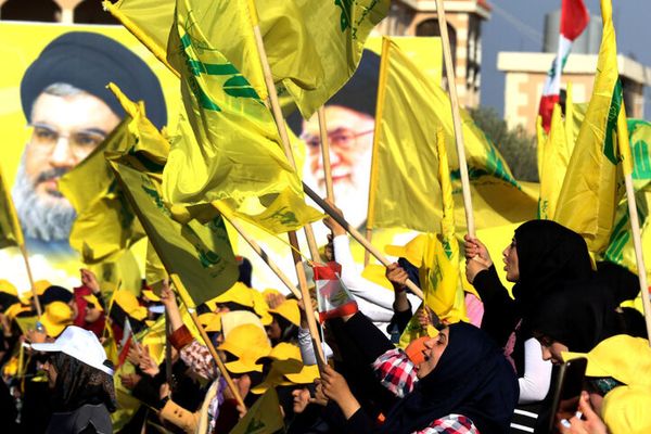 صحيفة فرنسية: "مناهج عسكرية" بمدارس حزب الله في لبنان لـ"تمجيد" قادة إيران