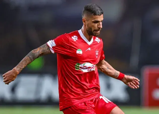 میلاد سرلک، هافبک پرسپولیس، از بازداشت برادرش در جریان انقلاب ملی ایرانیان خبر داد