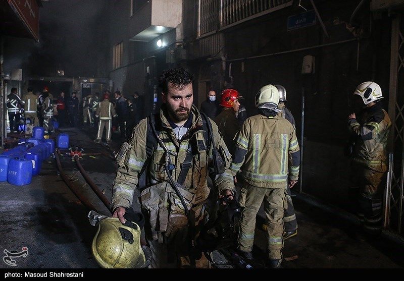 آتش‌سوزی ساختمان فرسوده خیابان بهار؛ کشته شدن یک آتش‌نشان و صدور حکم جلب برای مالک ساختمان