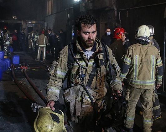 آتشسوزی ساختمان فرسوده خیابان بهار؛ کشته شدن یک آتشنشان و صدور حکم جلب برای مالک ساختمان