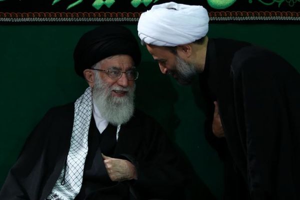 جدل واسع وانتقادات بعد وصف خطيب مكتب المرشد الإيراني للرسول بـ"العنيف" و"اللحم المر"