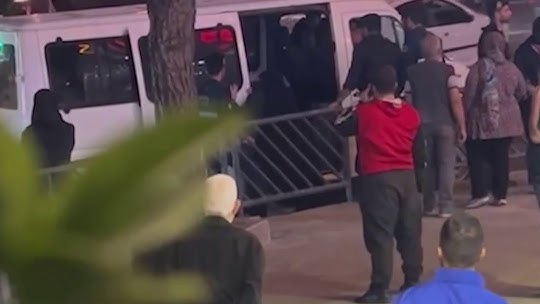 روایت گاردین از تحمیل حجاب اجباری به زنان همراه با آزار جنسی، توهین و ضرب و جرح