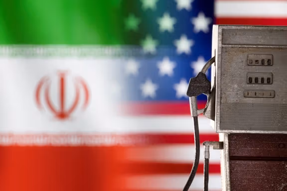 اکونومیست: حملات هوایی و تحریمها ایران را فقیر کرده اما جلوی توسعه هستهای را نمیگیرند