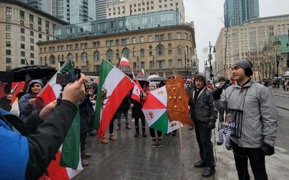 ایرانیان مونترال در تجمع اعتراضی خود در حرکتی نمادین درفش کاویانی را برافراشتند