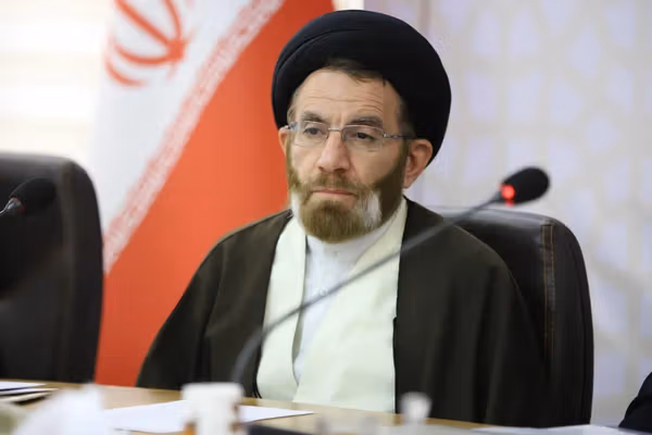 نماینده خامنهای در لرستان: در خیابانهای اروپا به فارسی علیه نظام سلطه شعار میدهند