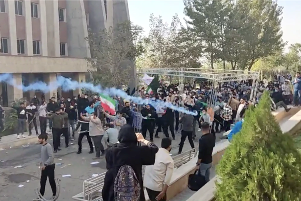 النظام الإيراني يواصل ضغوطه على الطلاب.. تعليق وطرد أكثر من 435 طالبا من الدراسة بالجامعات