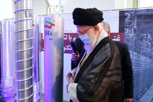 70 برلمانيًا إيرانيًا يطالبون بتغيير فتوى خامنئي وإنتاج قنبلة نووية