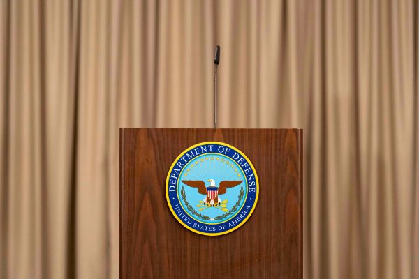 بسبب مواقفه تجاه إيران.. اعتراضات على تعيين مايكل دي مينو في منصب رفيع بالبنتاغون