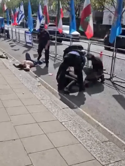 پلیس لندن هشت نفر را در پی درگیری مخالفان و حامیان جمهوری اسلامی مقابل سفارت بازداشت کرد