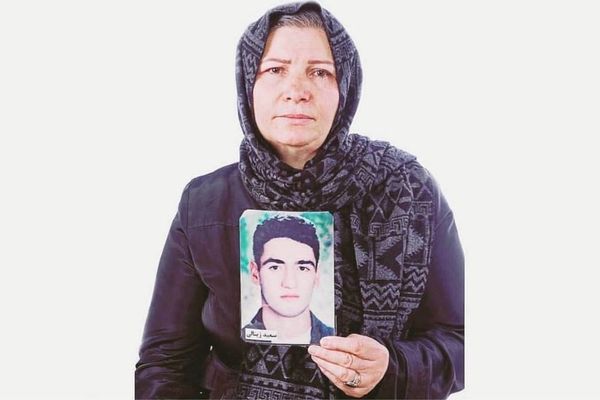 بعد 26 عاما من اختفائه.. والدة طالب إيراني اعتقلته قوات الأمن ما زالت تنتظر العدالة