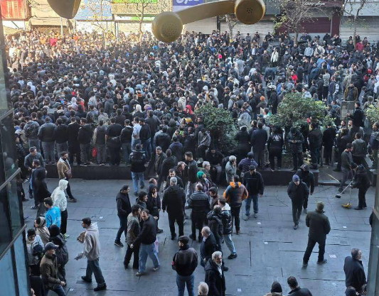 لوموند: در ایران، جنبش اجتماعی کسبه و بازاریان رژیم را به لرزه درآورده است