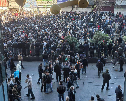 لوموند: در ایران، جنبش اجتماعی کسبه و بازاریان رژیم را به لرزه درآورده است