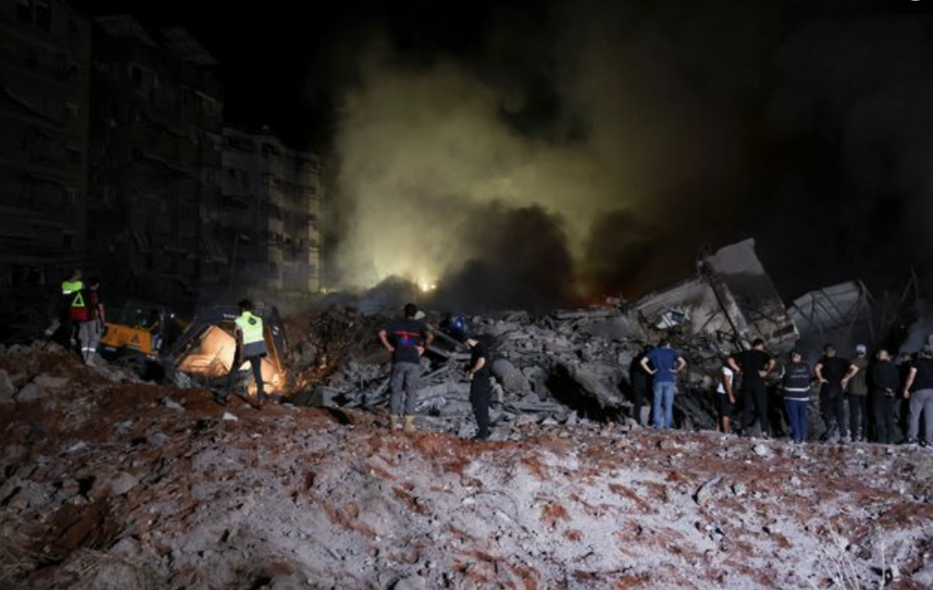 "أكسيوس": نصر الله كان موجودًا في موقع الهجوم الإسرائيلي على بيروت