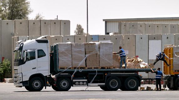 والاستریت ژورنال: قاچاقچیان از طریق کامیونهای کمکرسانی سیگار به غزه قاچاق میکنند