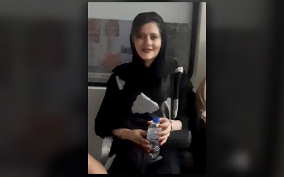 مادر مهسا امینی: آخرین لبخند و آخرین عکس دلتنگیهایی که بعد از تو آخر ندارد