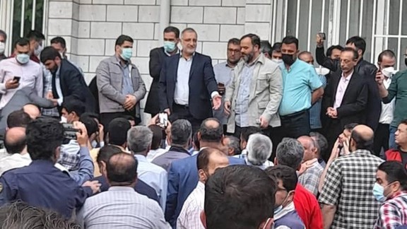 Tehran mayor Alireza Zakani speaking with striking bus drivers on Monday