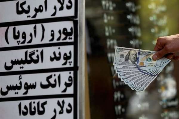 جهش دوباره نرخ دلار و طلا در ایران و نگرانی شهروندان از آینده اقتصاد کشور