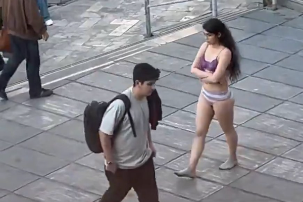 بعد تعرضها لاعتداءات أمنية..اعتقال طالبة جامعية ونقلها إلى مستشفى للأمراض النفسية في طهران