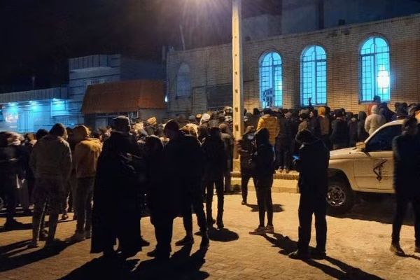 احتجاجاً على انقطاع الغاز في إيران.. غاضبون يقتحمون المؤسسات.. ويغلقون الشوارع بالنيران