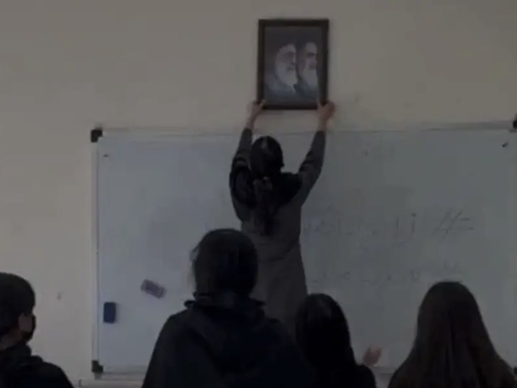 روزنامه هممیهن خبر داد: حذف عکسهای خامنهای از مدارس برای جلوگیری از پایین کشیده شدنشان