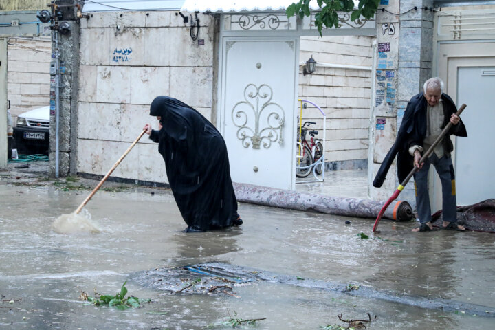 طغیان رودخانه‌ها و انسداد جاده‌ها در پی بارش برف و باران در چندین استان کشور